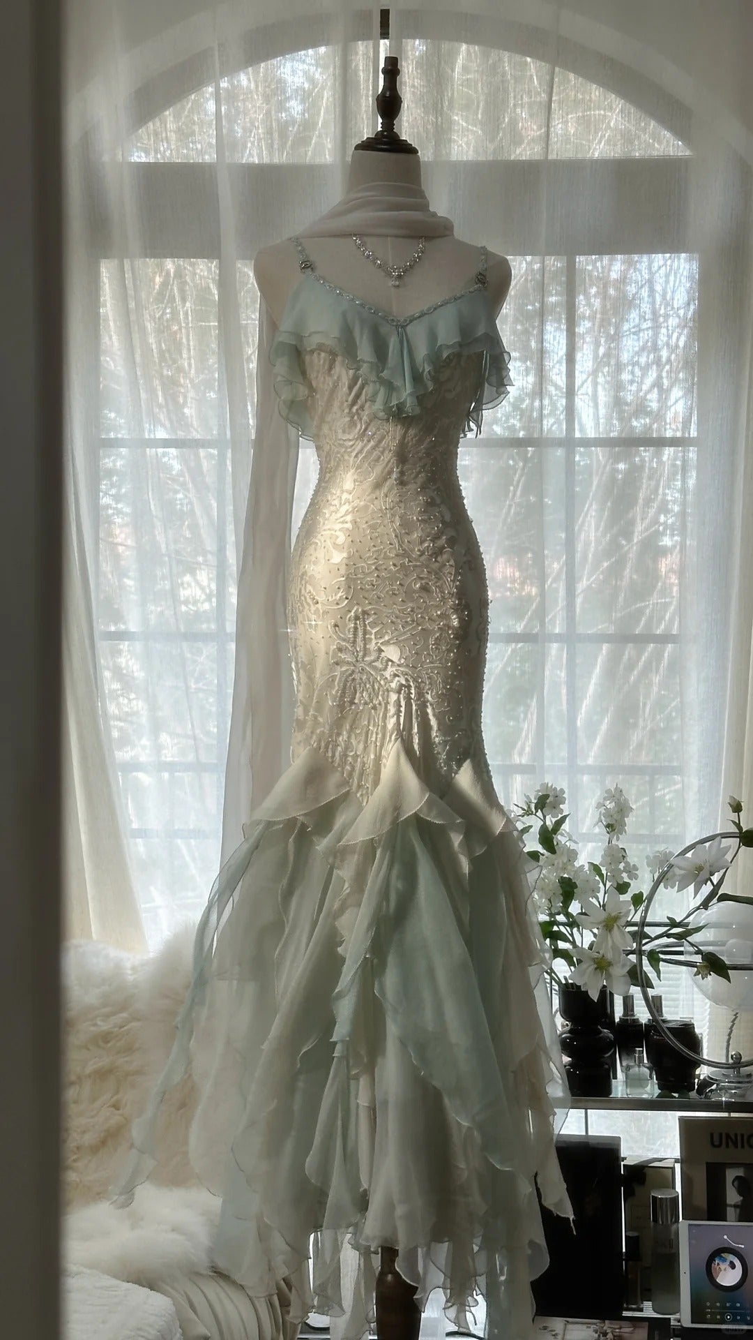 White Mint Green Romantic Fashion Elegant Delicate Beaded Lace Spaghetti Straps Long Tulle Chiffon Ruffle Ball Gown Evening Gown Party Dress HZ1023