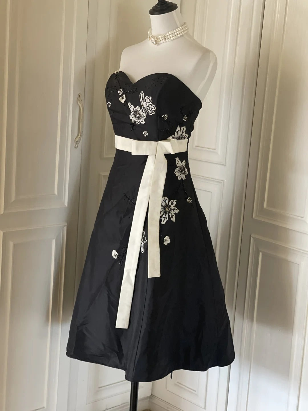 Black and White Elegant Stylish Exquisite Beaded Midi/Short Satin Homecoming Dresses Prom Dresses Evening Dresses Party Dresses Prom Dresses HZ1023